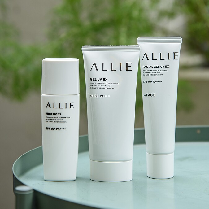ALLIE經典必備款(左起)持采UV高效防曬乳EX60ml，NT850、持采UV高效防曬水凝乳EX 90g，NT850、持采UV高效防曬亮顏飾底乳EX 60g，NT850。
