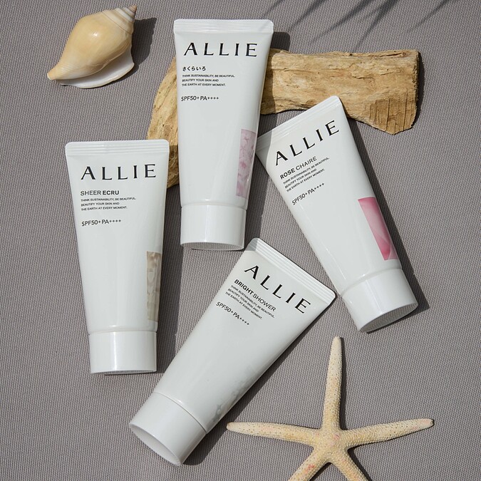 ALLIE微香氛綻光粒子系列(左起)持采亮化UV防曬水凝乳(#03裸肌香檸茶香)60g，NT730、(中上)持采亮化UV防曬水凝乳(限量款粉肌櫻香)60g，NT730、(中下)持采亮化UV防曬水凝乳(#01光肌茉桃香)60g，NT730、(右)持采亮化UV防曬水凝乳(#02薔肌玫香)60g，NT730。