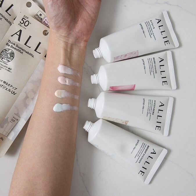 ALLIE微香氛綻光粒子系列試色(由上而下)粉肌櫻香、#02薔肌玫香、#03裸肌香檸茶香、#01光肌茉桃香。