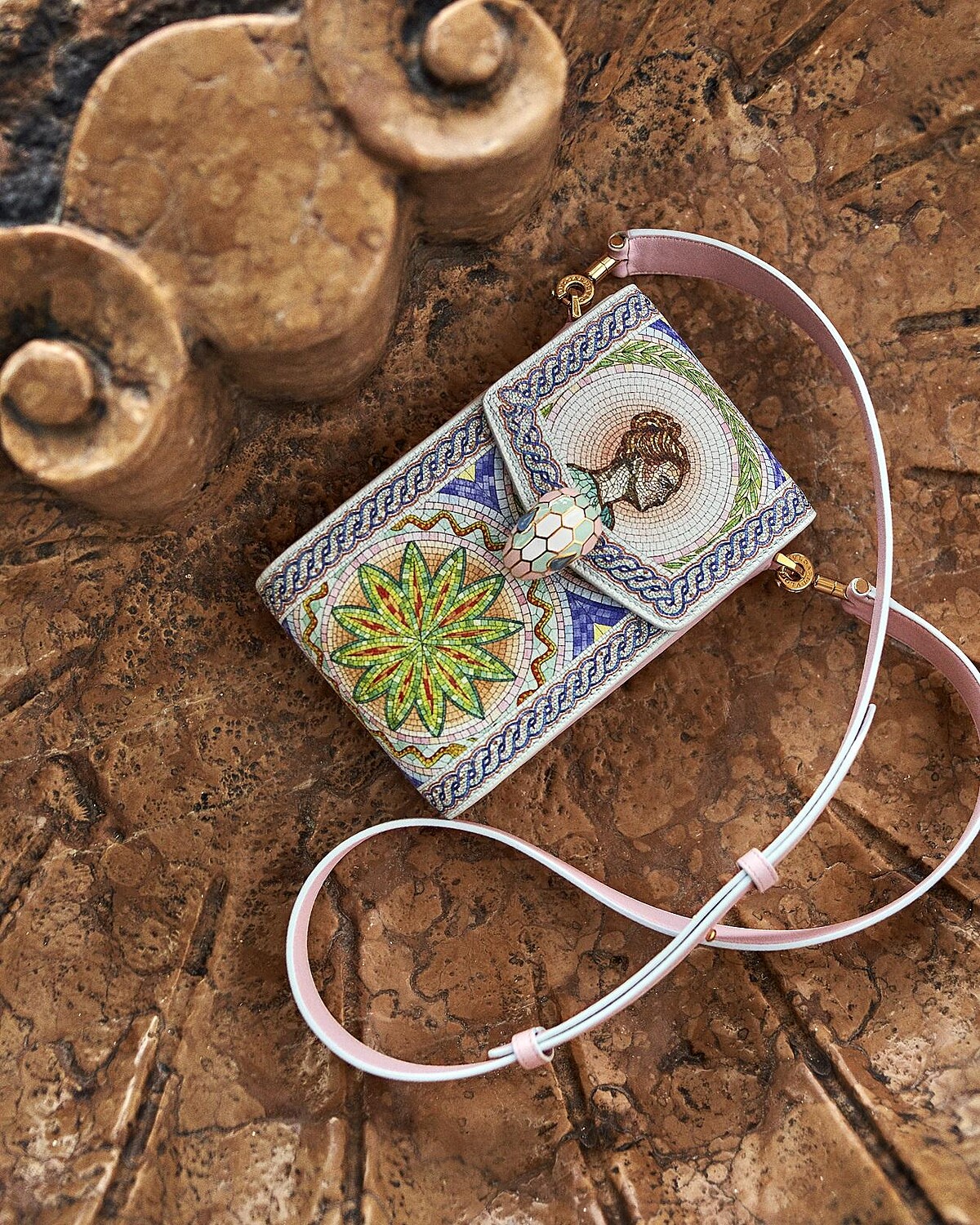 Serpenti Forever小牛皮直式肩背包，NT$47,300