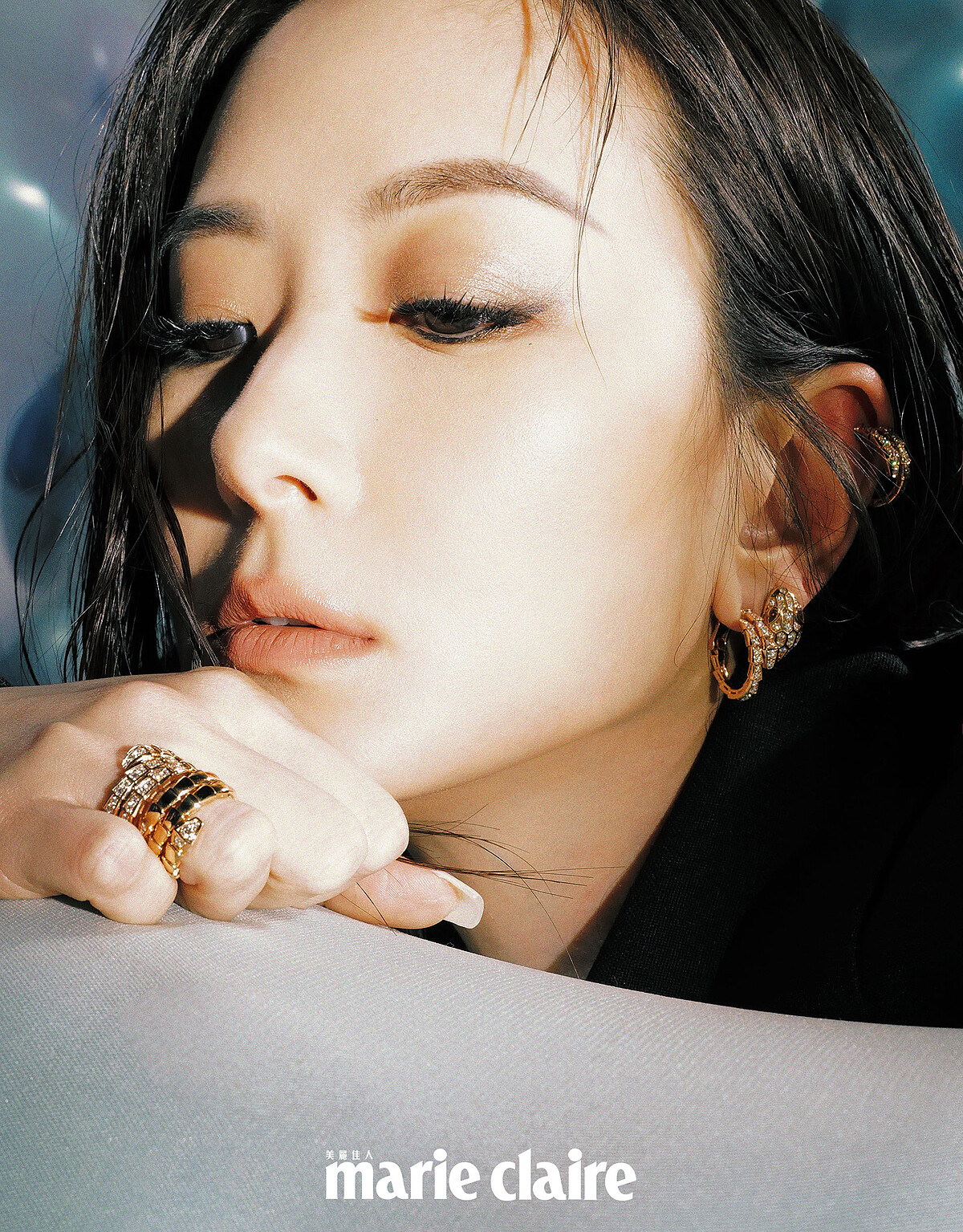 玫瑰金鑲鑽耳環，玫瑰金鑲鑽戒指、白K金鑲鑽戒指，all by BVLGARI；黑色西裝外套，Balenciaga。