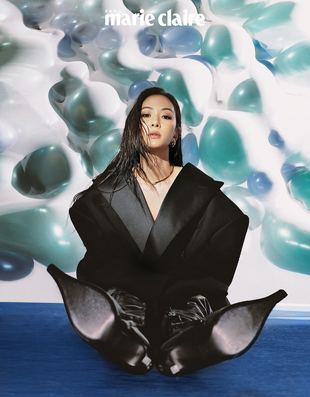 玫瑰金鑲鑽項鍊、玫瑰金鑲鑽耳環，both by BVLGARI；黑色西裝外套、黑色高跟皮質長靴，both by Balenciaga。