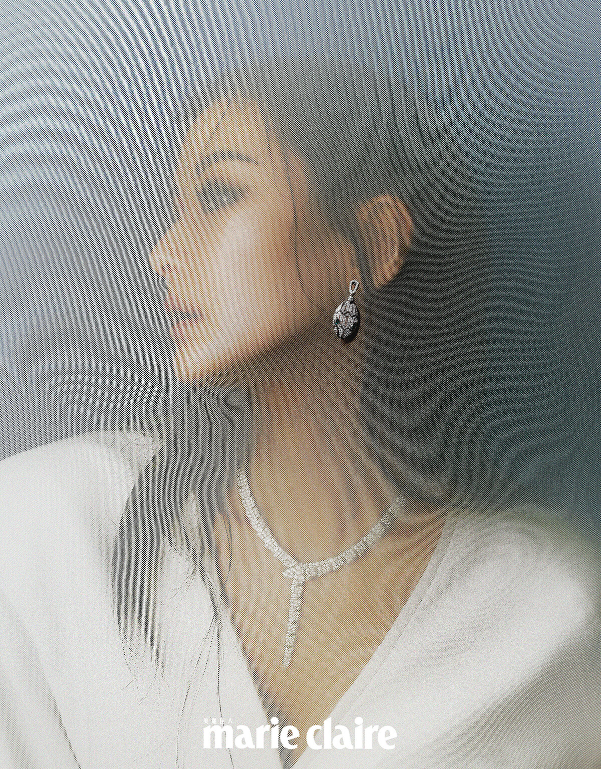 白K金鑲鑽項鍊、白K金鑲鑽耳環，both by BVLGARI；白色連身洋裝，Saint Laurent。