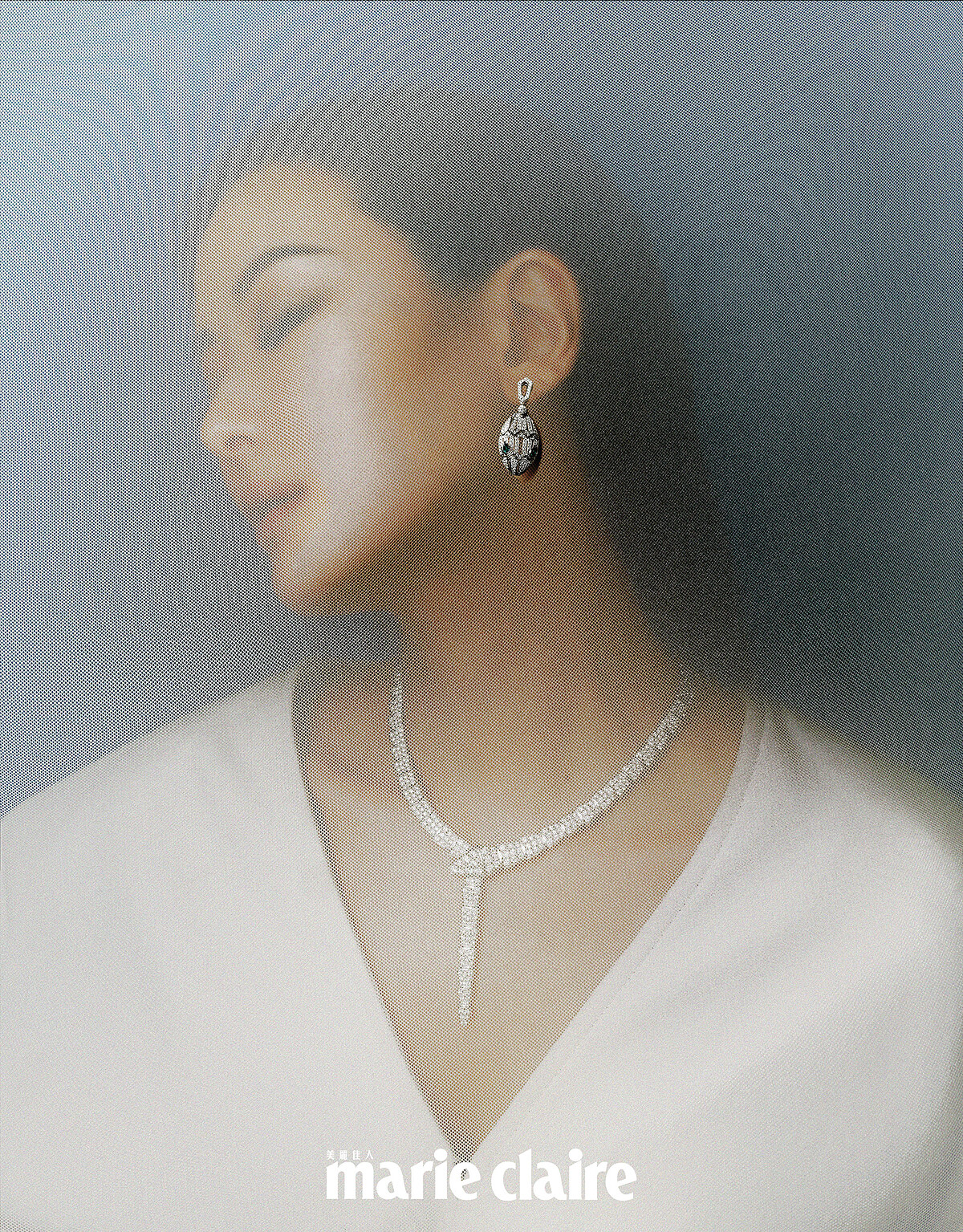 白K金鑲鑽項鍊、白K金鑲鑽耳環，both by BVLGARI；白色連身洋裝，Saint Laurent。