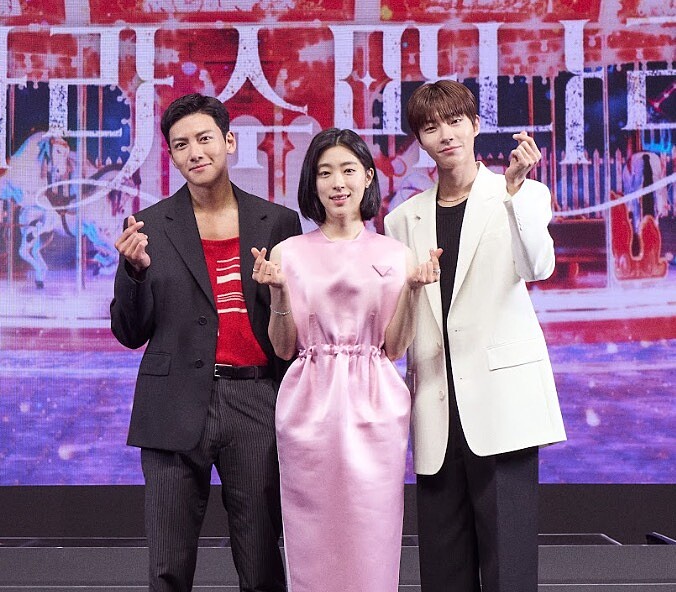 《魔幻之音》主演群有如撕開漫畫走入真實世界