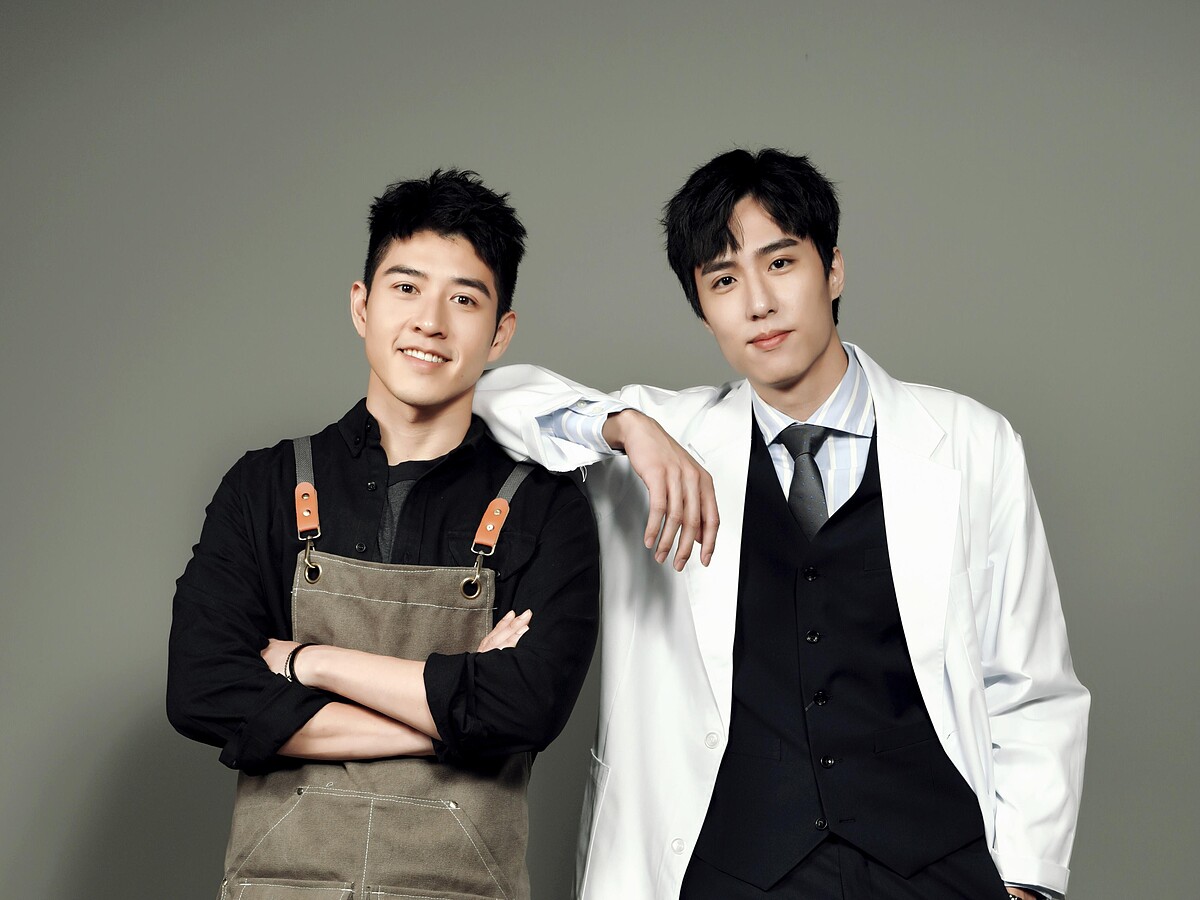 《我的牙想你》吳岳擎（左）飾演餐酒館老闆「白朗」、余晉飾演牙醫「晉循安」