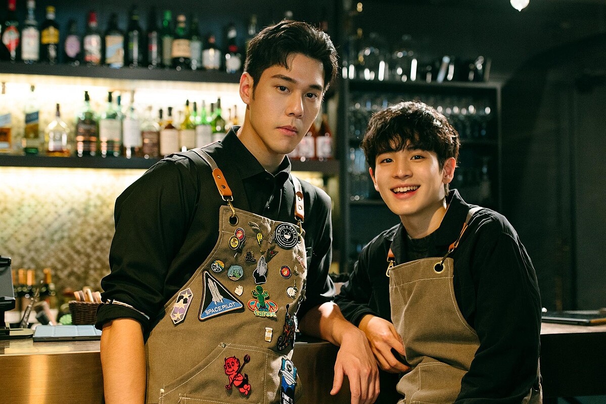 《我的牙想你》周予天（左）飾演餐酒館店長兼酒保 Alex，張豐豪是店裡員工RJ