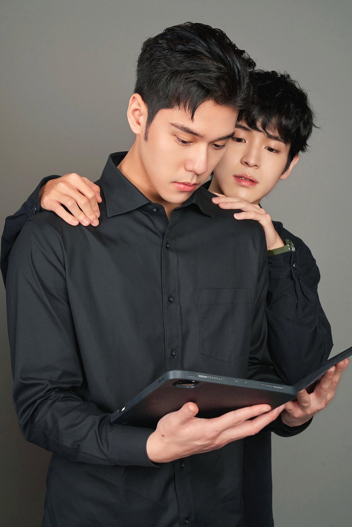 《我的牙想你》周予天（左）、張豐豪劇中將面對相差 12 歲的「格差戀」