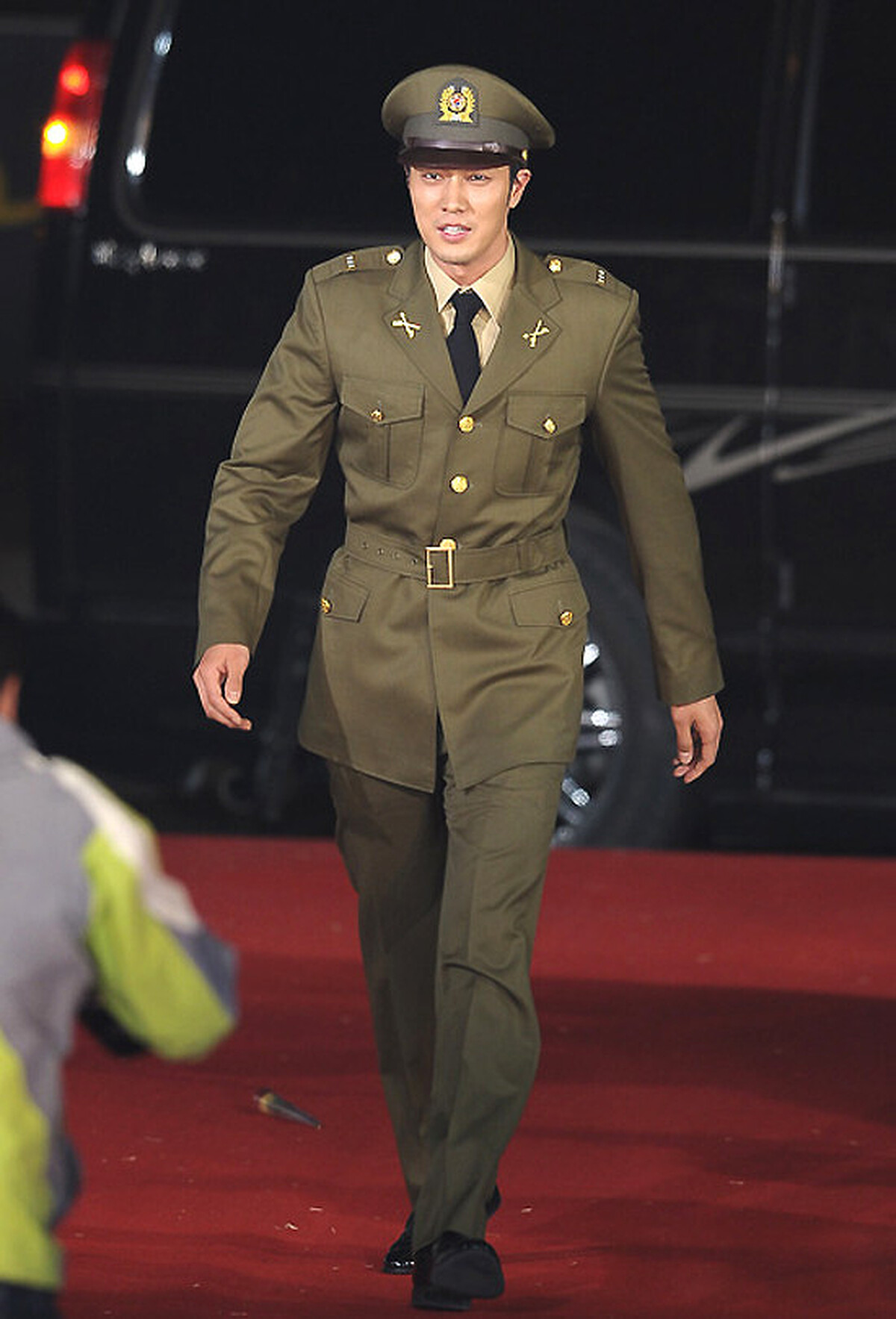 蘇志燮宣傳《國道一號》電視劇穿著戲服現身紅毯