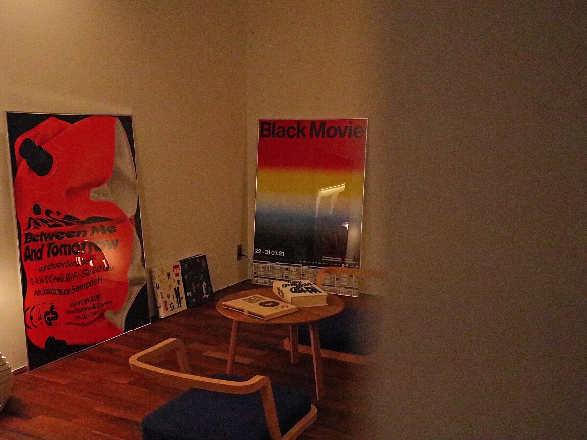 獨立的閱讀空間，裡頭擺放經典設計海報為葉忠宜與張軒豪的收藏。