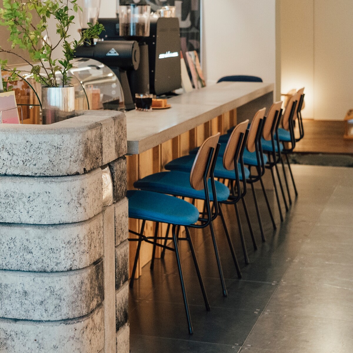 咖啡由專業烘焙師以「重本」特色創作出的專屬味道，提供深焙、淺焙兩款。