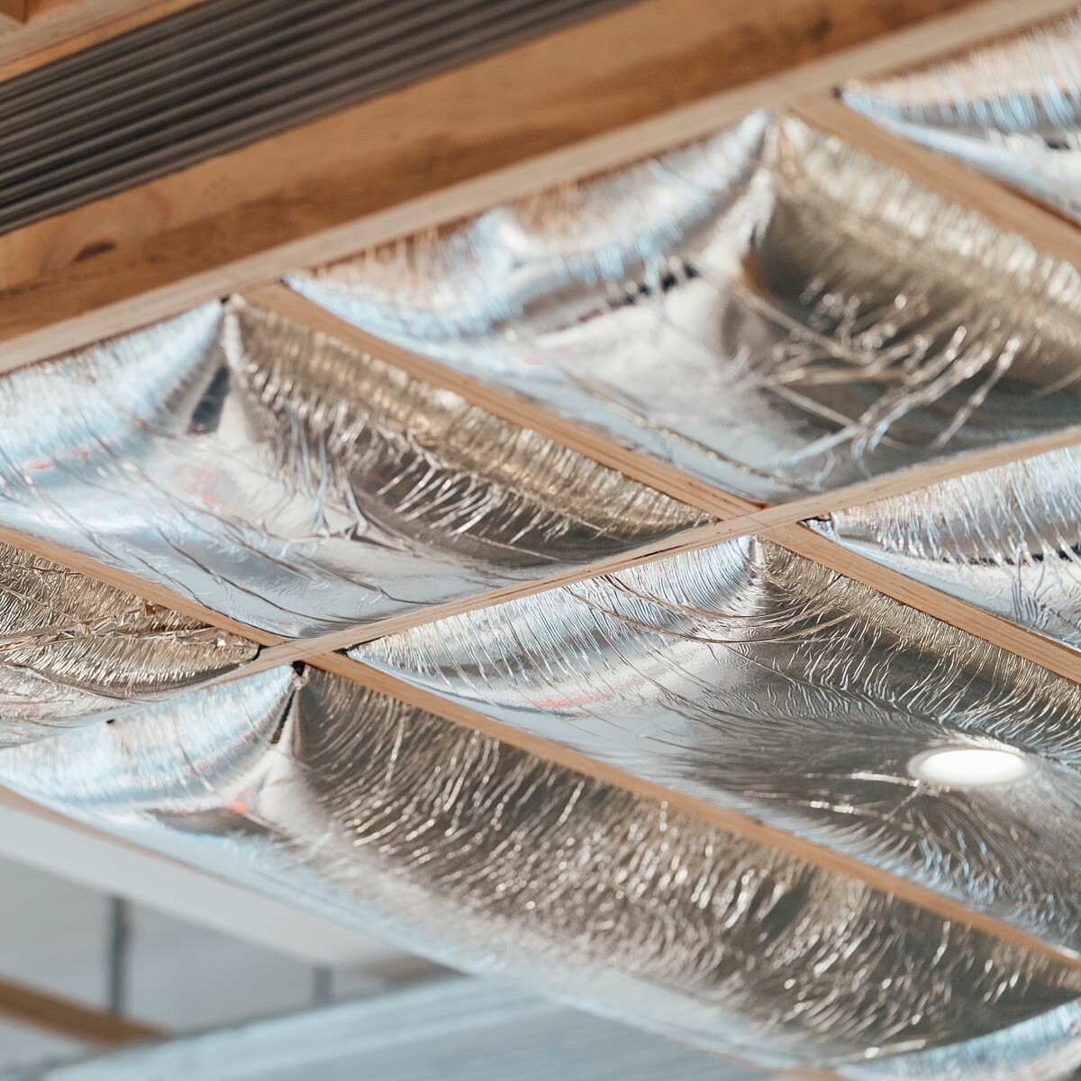 由葉忠宜設計的 logo，靈感來自書店天花板，吸音棉結合鋁箔的前後反光，如同爆炸的形狀；張軒豪則以書店空間下的厚重路緣石來發想標準字的粗線條與R角邊緣。兩人將空間的視覺元素轉譯到平面設計，成為「重本書店 Weight Books」的視覺識別。