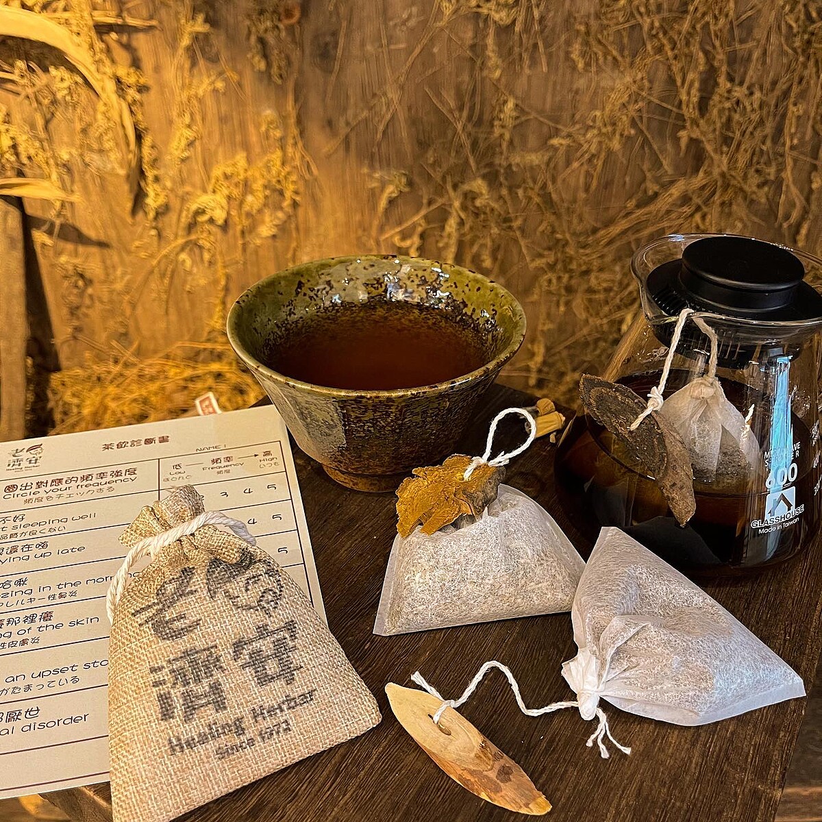 喝茶先填診斷書？ 5.7以創意推廣青草茶的「老濟安」於誠品信義24小時書店現場製作療癒早茶