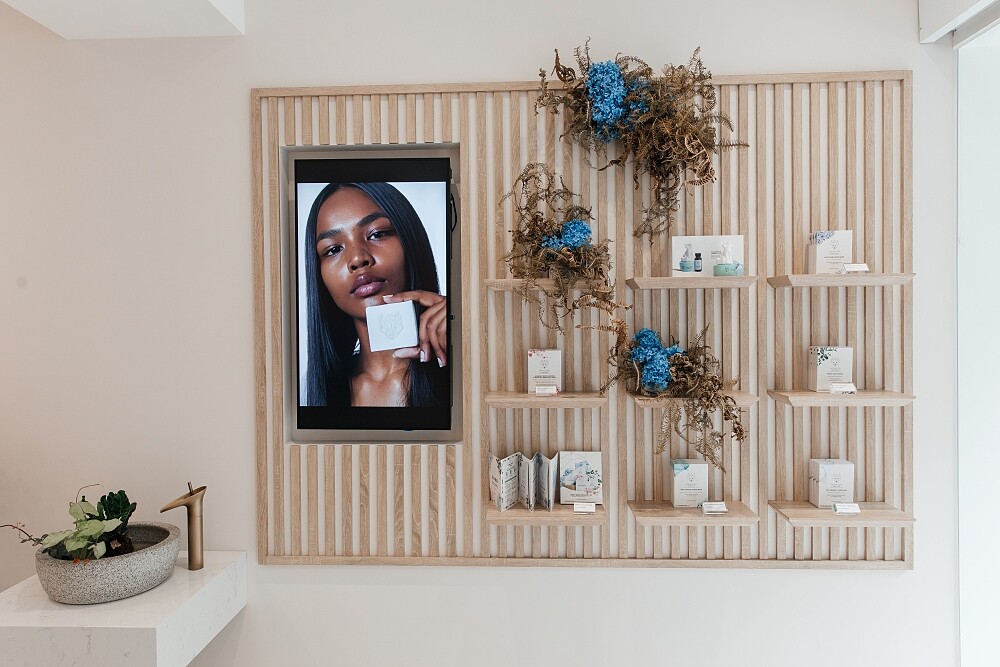 Snow Fox台灣首間實體門市天母店明星商品面膜牆。