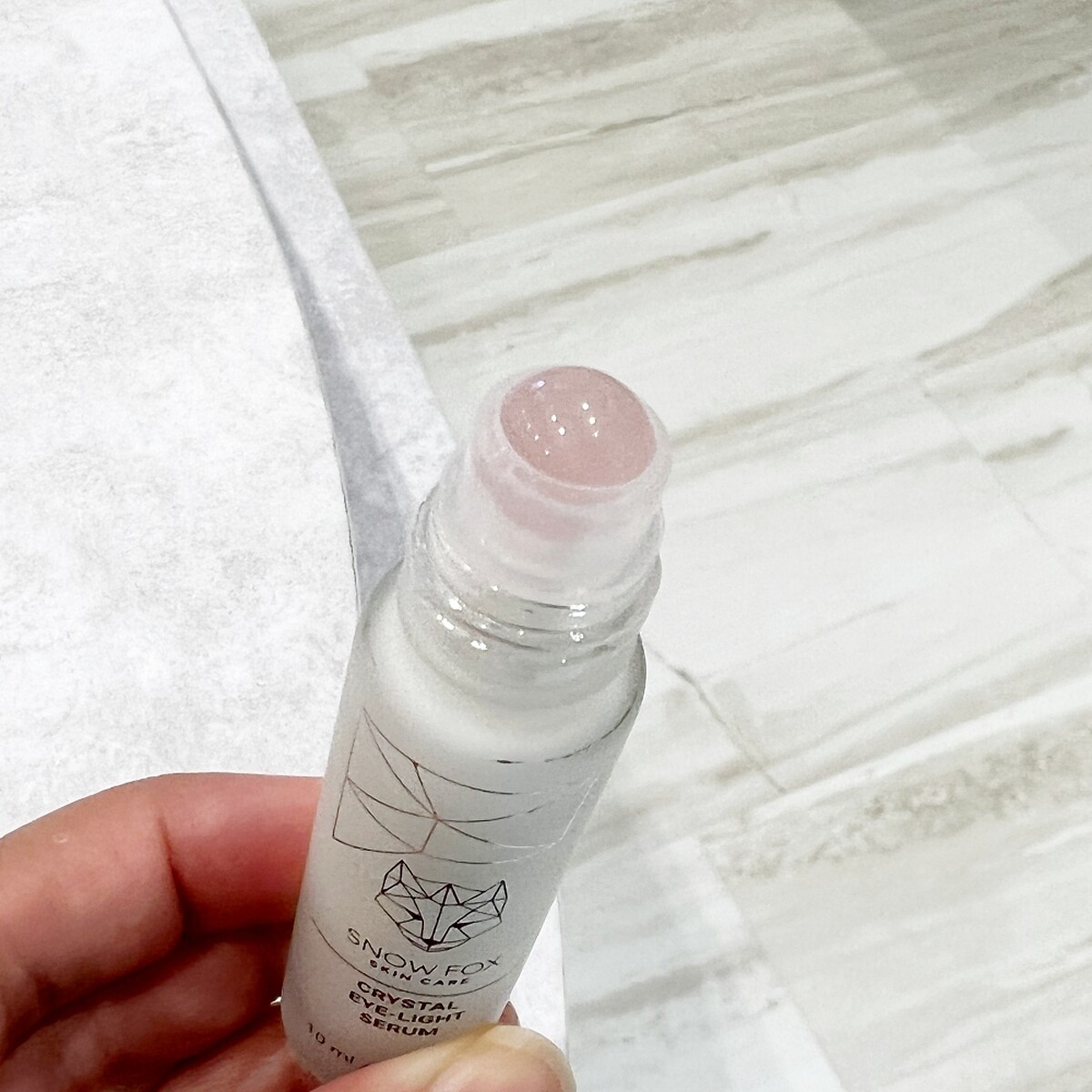 Snow Fox水晶眼部精華液使用粉晶滾珠。