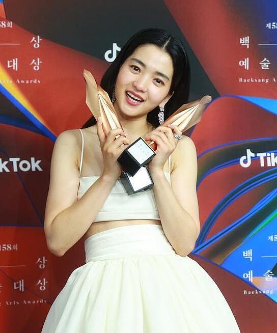 金泰梨 百想藝術大賞首度封后並拿人氣獎