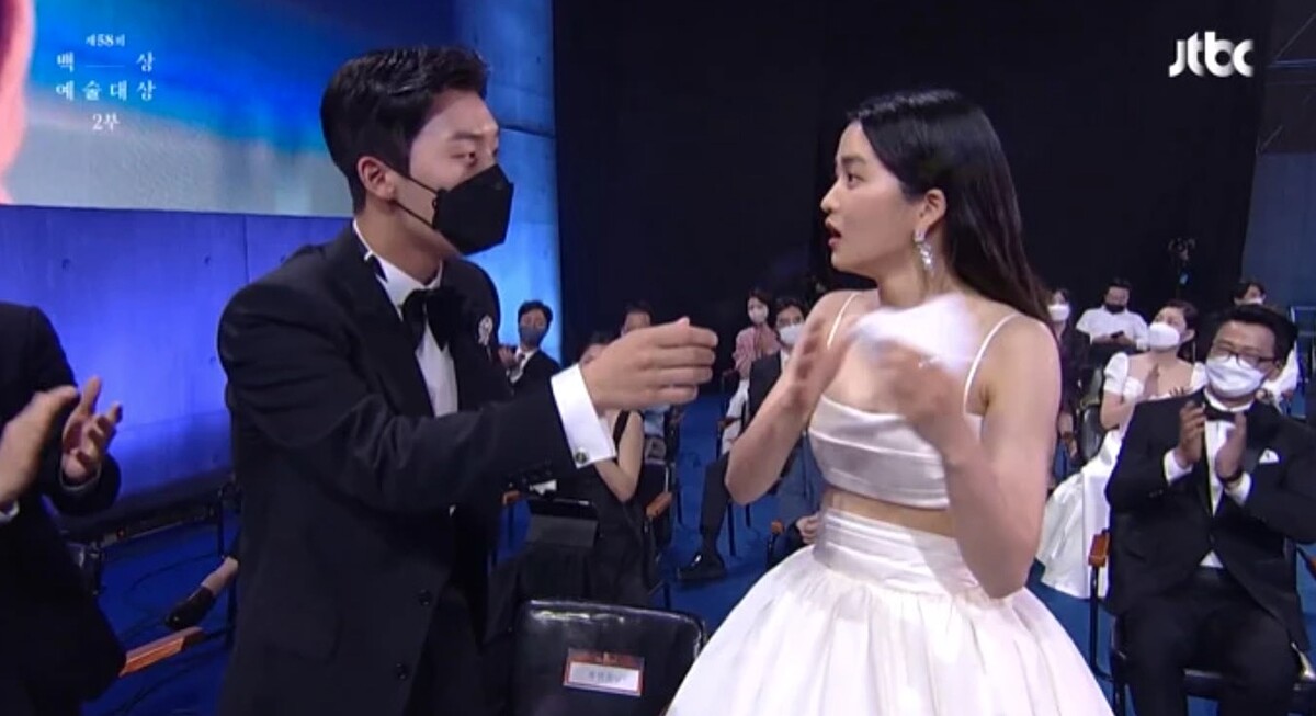 金泰梨與崔顯旭搞笑互動