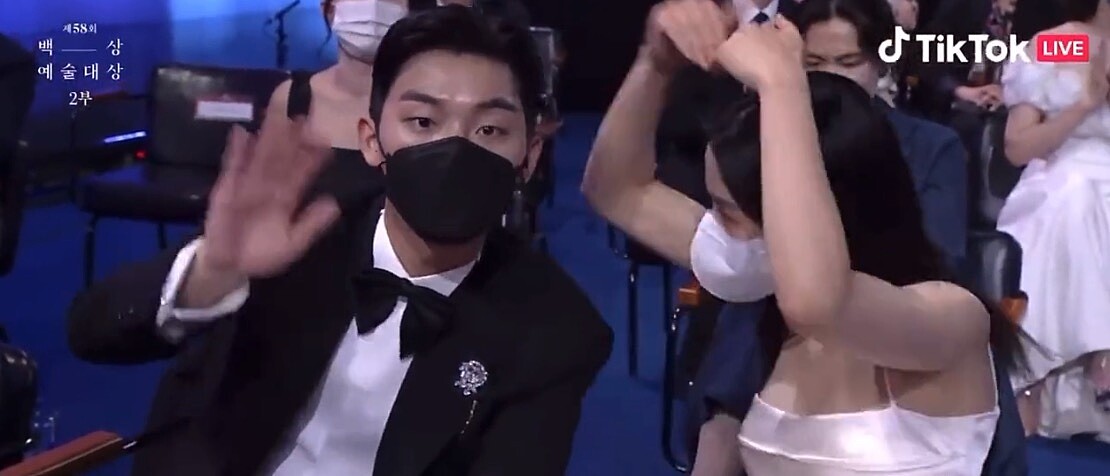 金泰梨指導崔顯旭對鏡頭比愛心