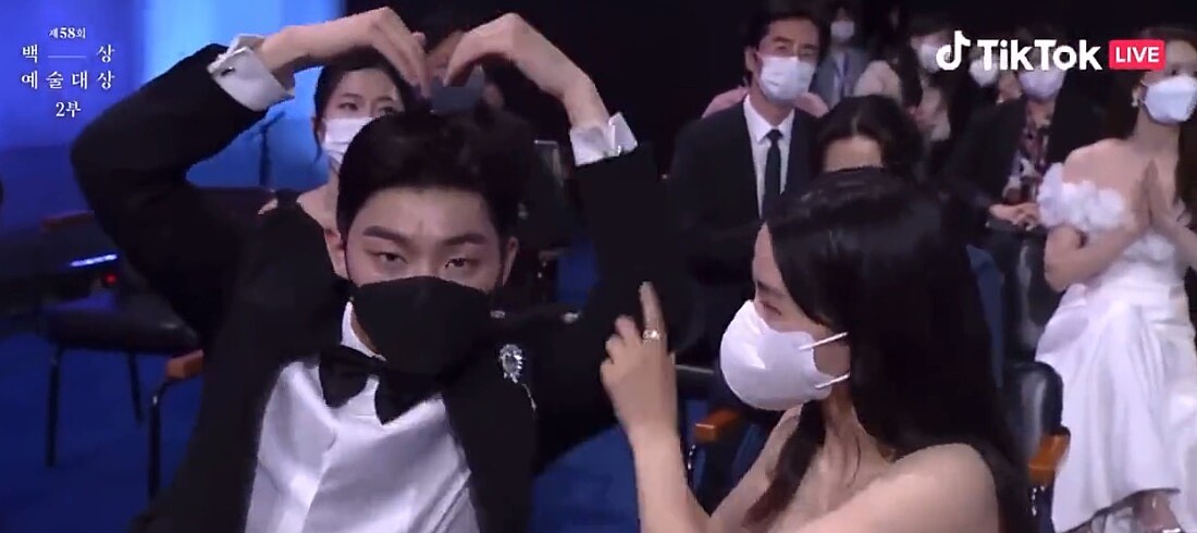 崔顯旭依照金泰梨指令動作