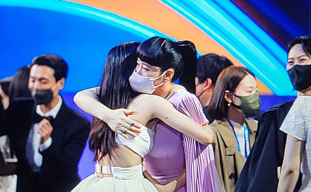 金憓秀給金泰梨愛的抱抱