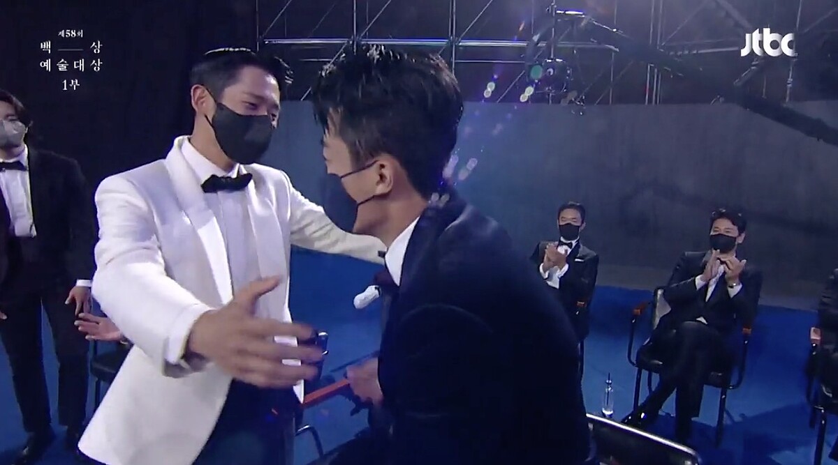 《D.P》丁海寅與具教煥開心擁抱