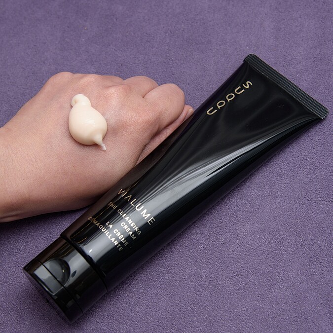 SUQQU絕緻晶艷潤采潔膚霜是SUQQU最頂級卸妝產品，有著淡粉紅乳霜質地。