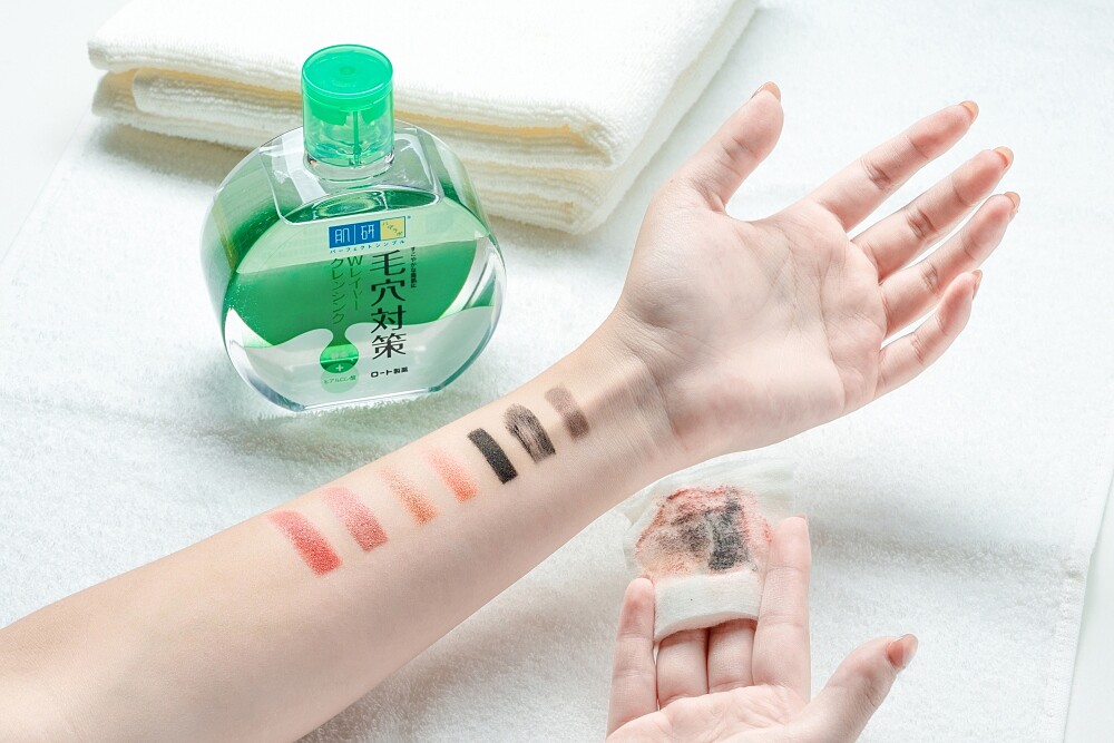 肌研毛穴對策極淨雙層卸粧水，一瓶卸淨防水睫毛膏和持久型唇彩。