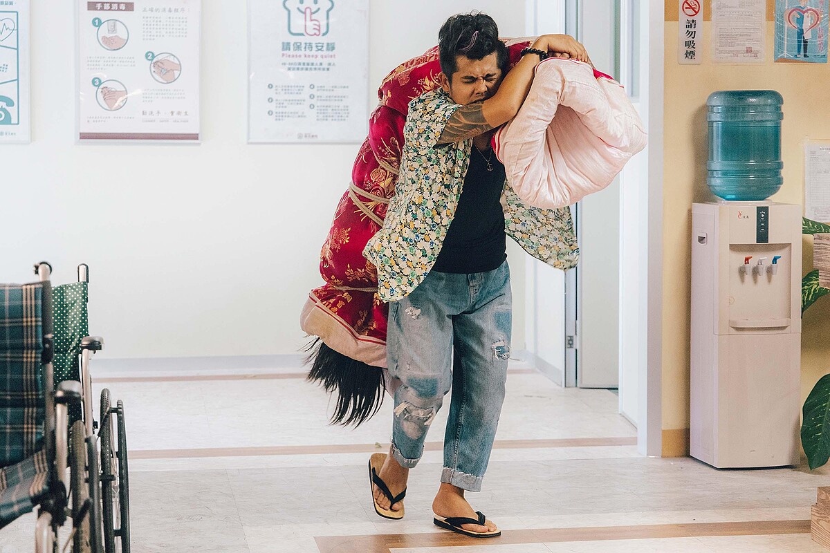 ▲▼蔡淑臻被「棄屍」，丟包到偏鄉嚇壞村民。（圖／公視提供）