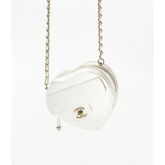 Chanel練子愛心包，NT$ 99,100（容量與前一款心型包小一些）