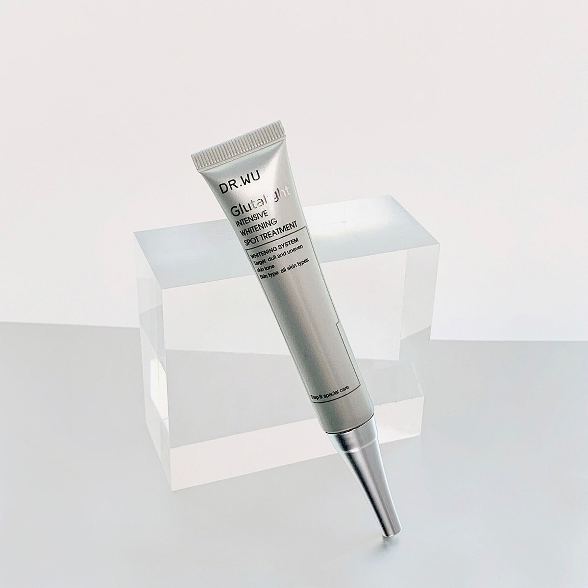 DR.WU潤透光密集淡斑精華20ml，NT1,200。