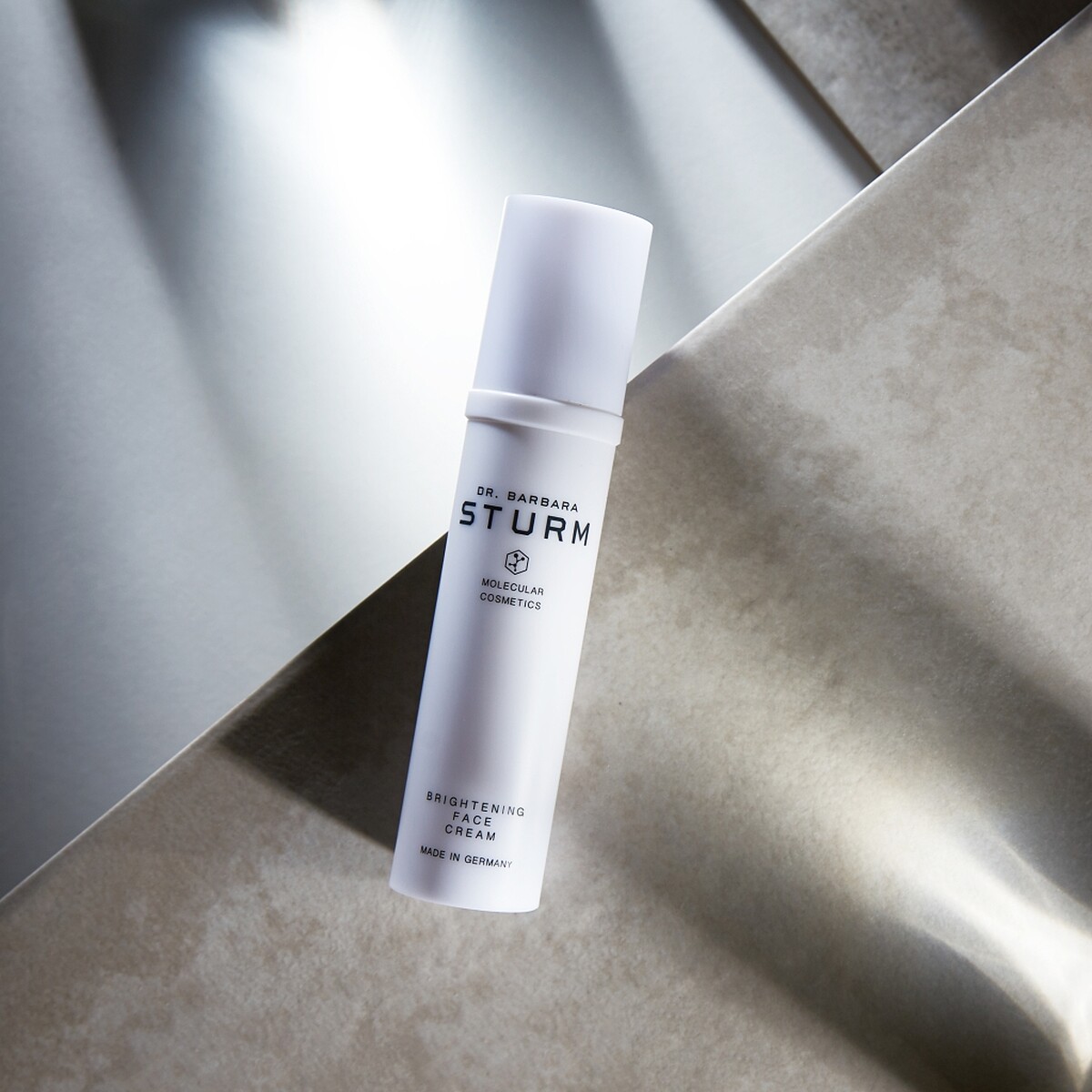 Dr. Barbara Sturm淨白亮采乳霜50ml，NT6,200。