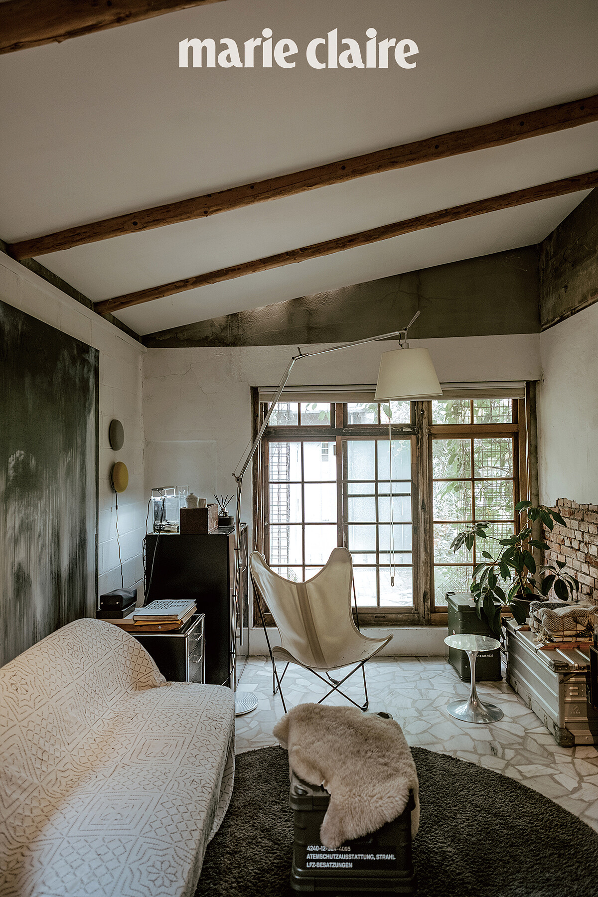  將過去台南老家阿嬤的衣櫥、籐椅各式私人記憶物件與當代藝術家 Simon Rulquin 的畫作不著痕跡擺放於客廳空間之中，物件也完全展示了喜好與品味。