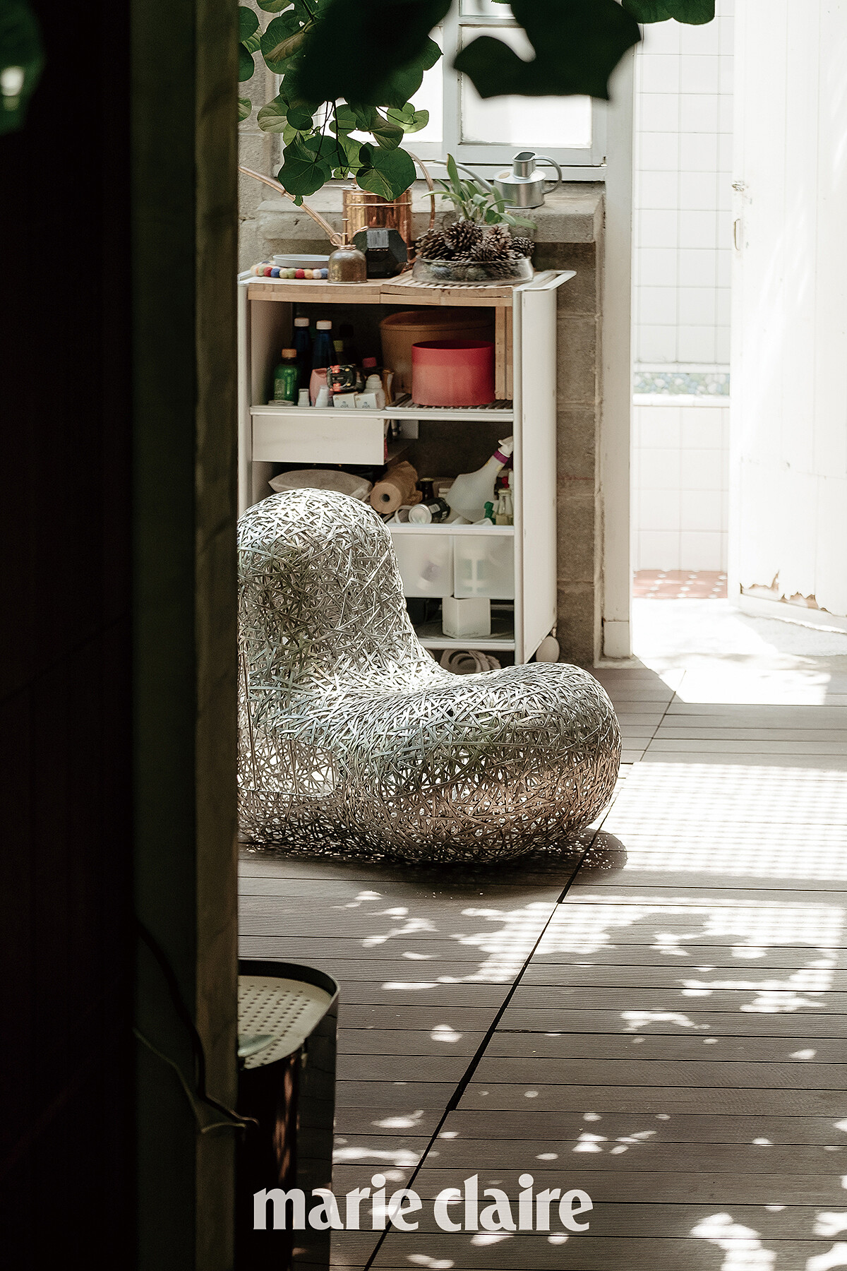 Johnny 收藏的座椅 Steel Tongue Chair，由泰國設計師 Bannavis Andrew Sribyatta 所設計。