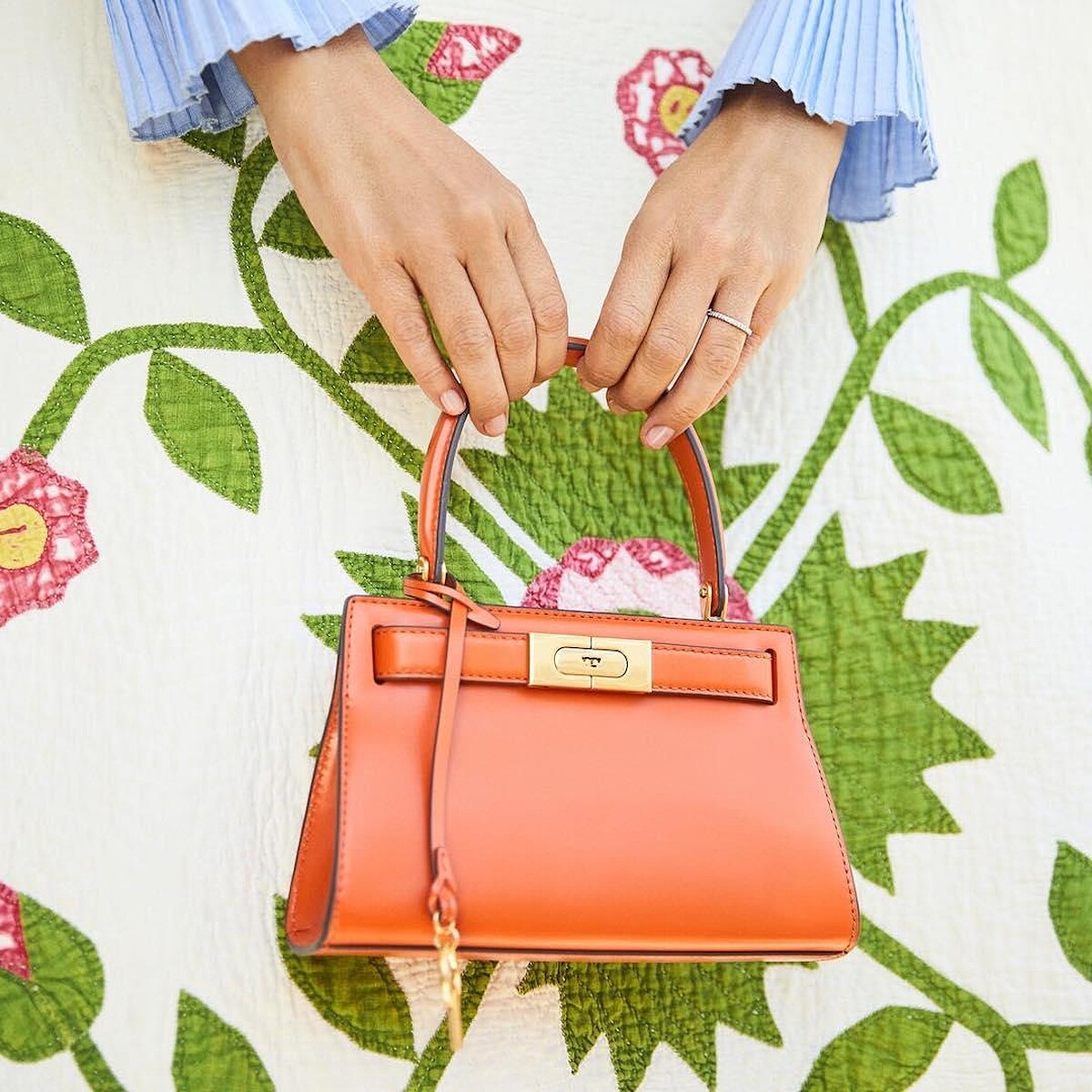 初代的Lee Bag僅有單層收納空間