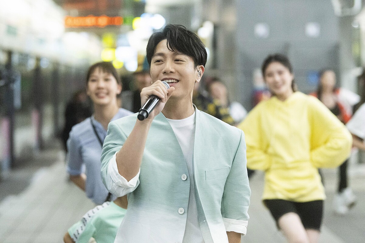 這個前所未有的進站音樂包場一日限定快閃活動，韋禮安也邀請知名人聲樂團&mdash;尋人啟事合作拍攝了一支有趣的多閃影片來應援打氣(影片在安全與防疫考量前提下拍攝完成)。