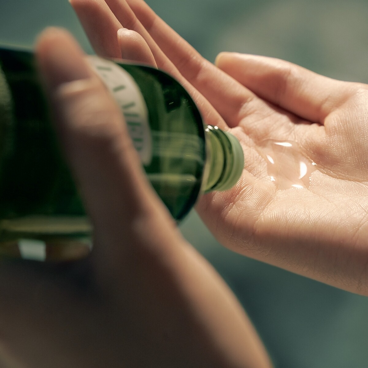 LA MER超能修護精華露質地。