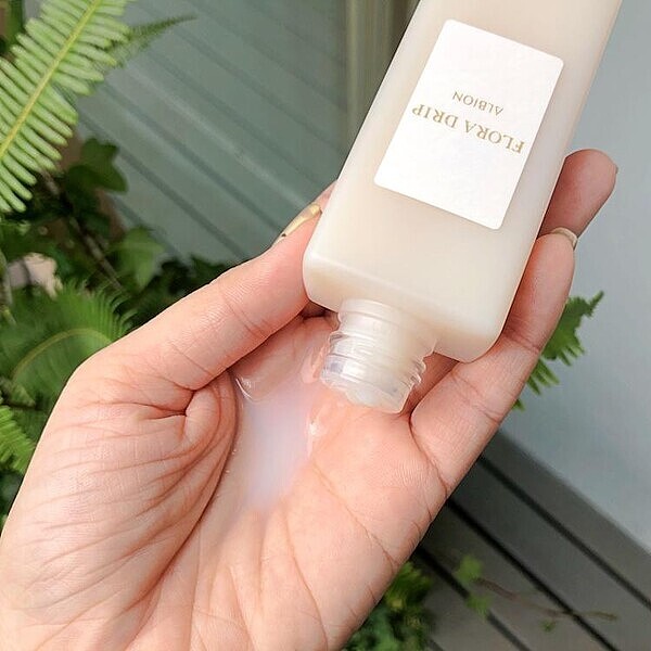 ALBION白神之露質地。