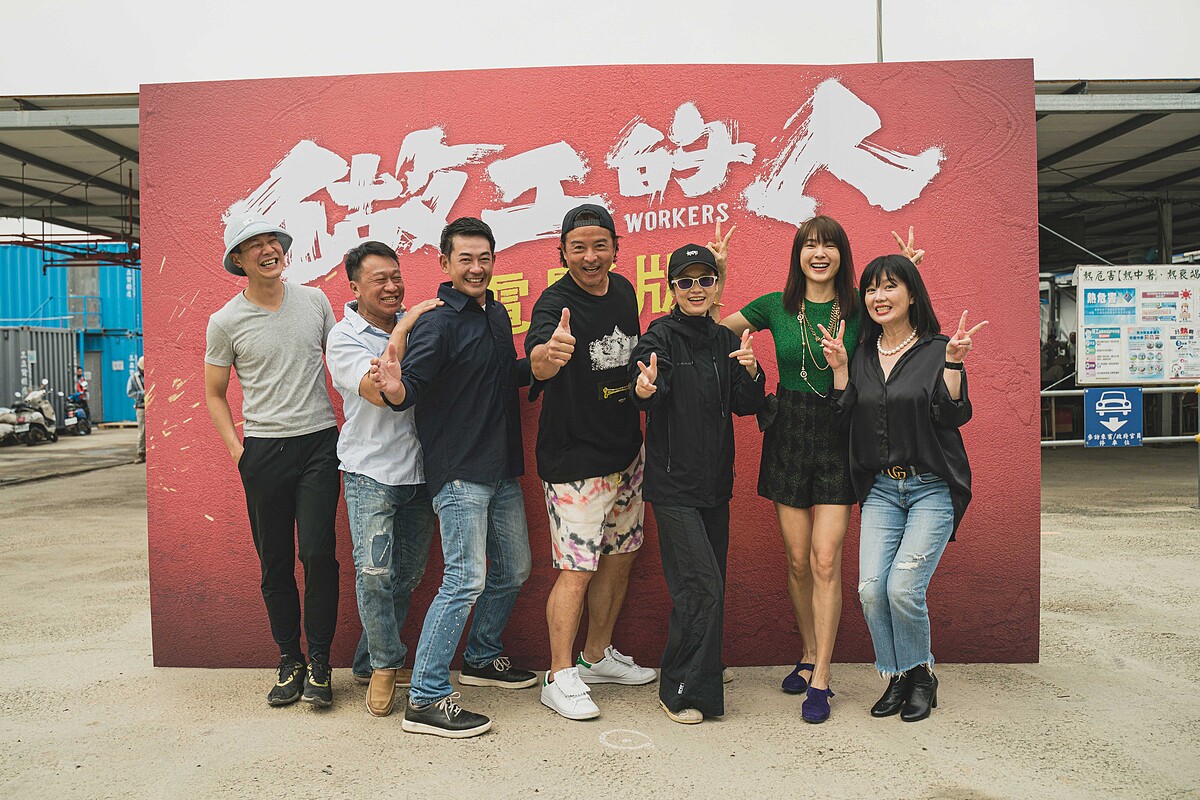 導演鄭芬芬(右3)率做工影集版原班人馬薛仕凌(左起)、游安順、柯叔元、李銘順、曾珮瑜、苗可麗拍《做工的人 電影版》
