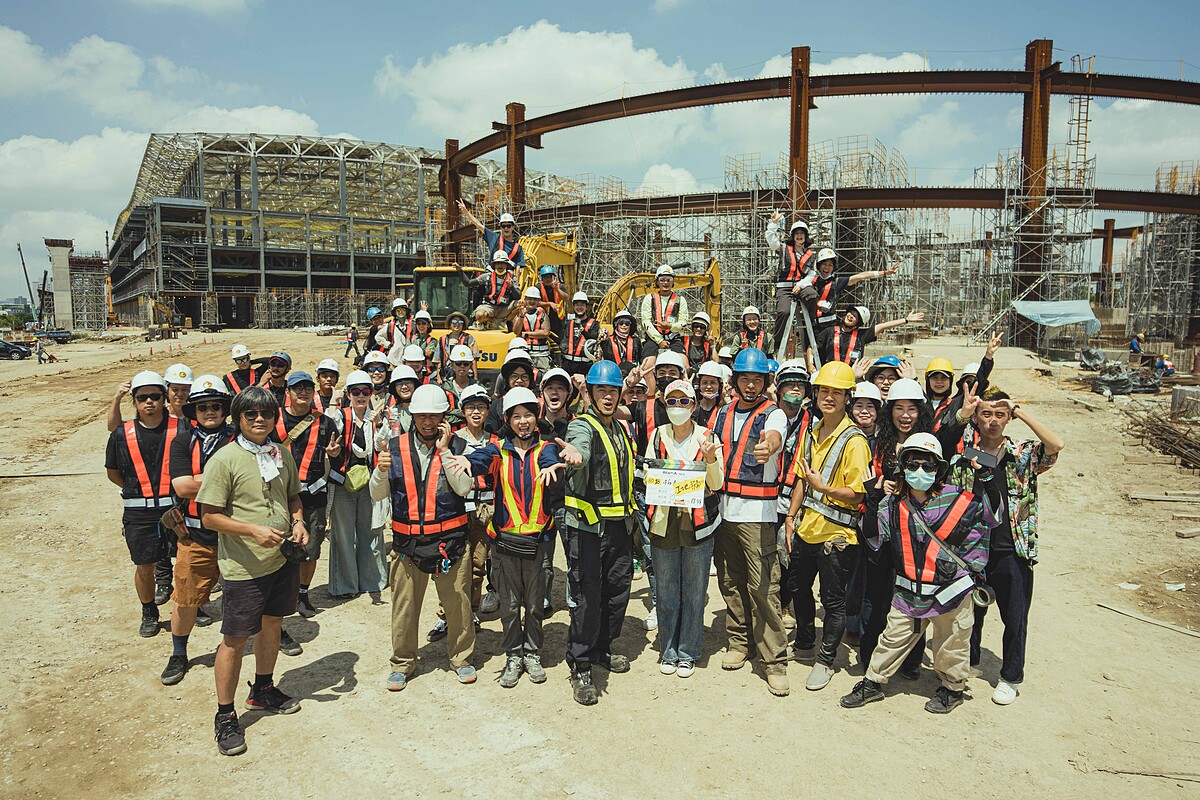 《做工的人 電影版》歷經48天拍攝期於日前順利殺青,圖為劇組在台中國際會展中心工地殺青大合照。