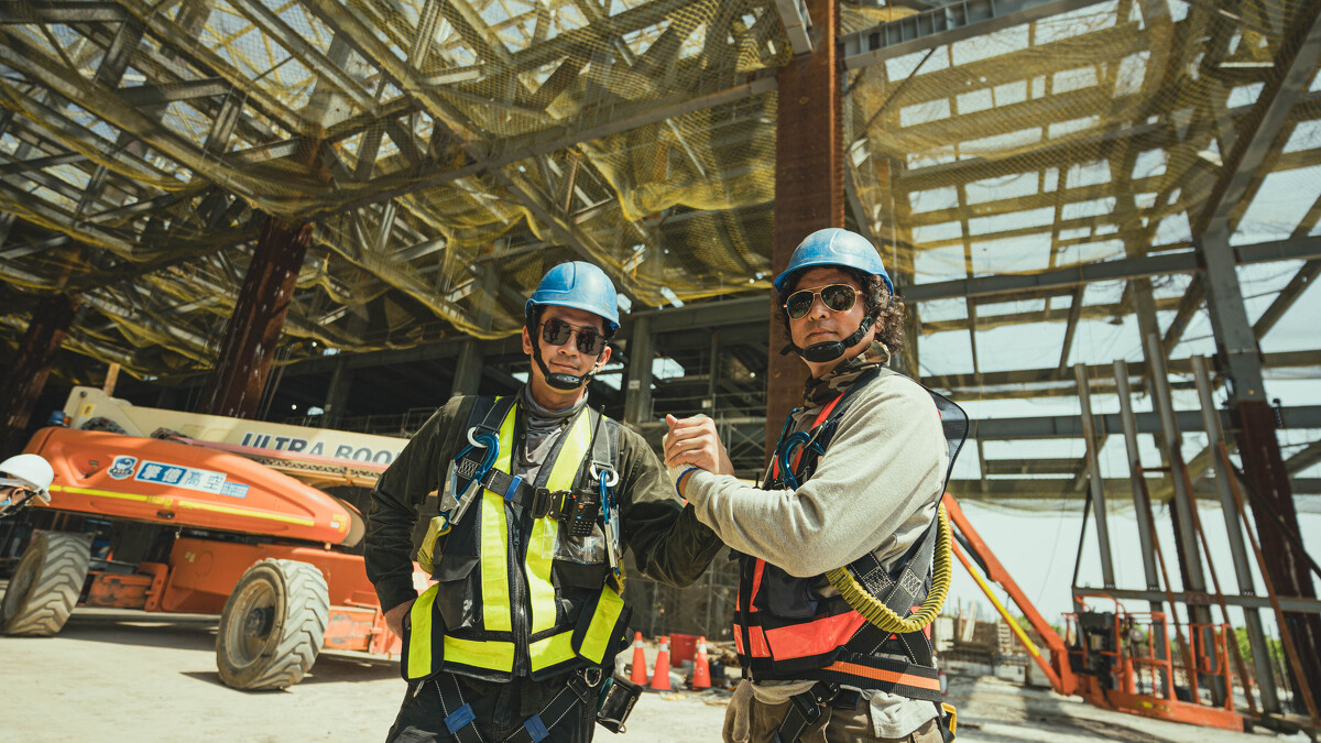 李銘順(右)、柯叔元在《做工的人 電影版》重現鐵工魂,戴墨鏡帥氣上工。