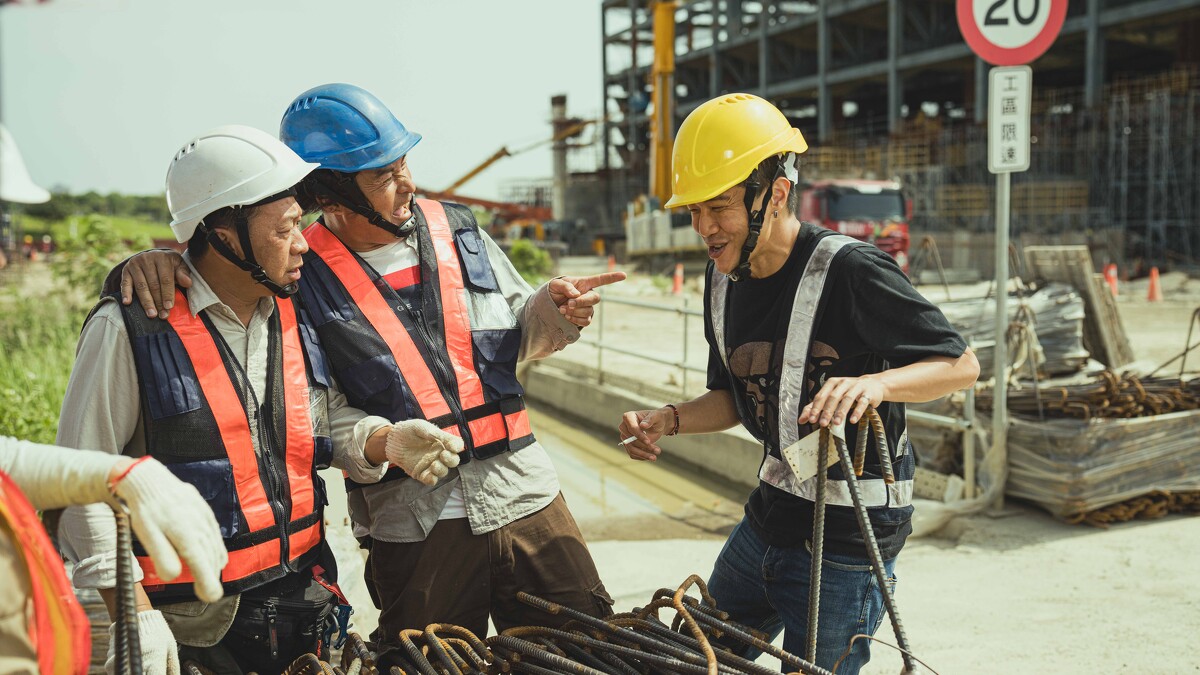 薛仕凌(右起)、李銘順、游安順再度合體拍《做工的人 電影版》,詮釋影集版的8年前「噗嚨共」3人組如何相識的時光。