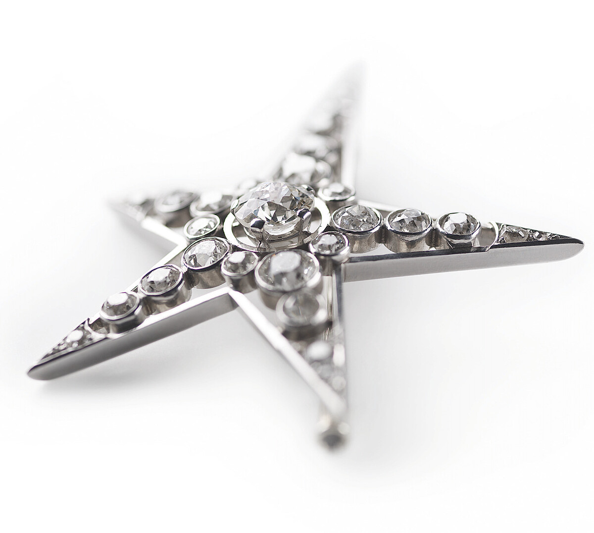 1932年香奈兒女士創作的《Bijoux de Diamants》鑽石珠寶系列作品