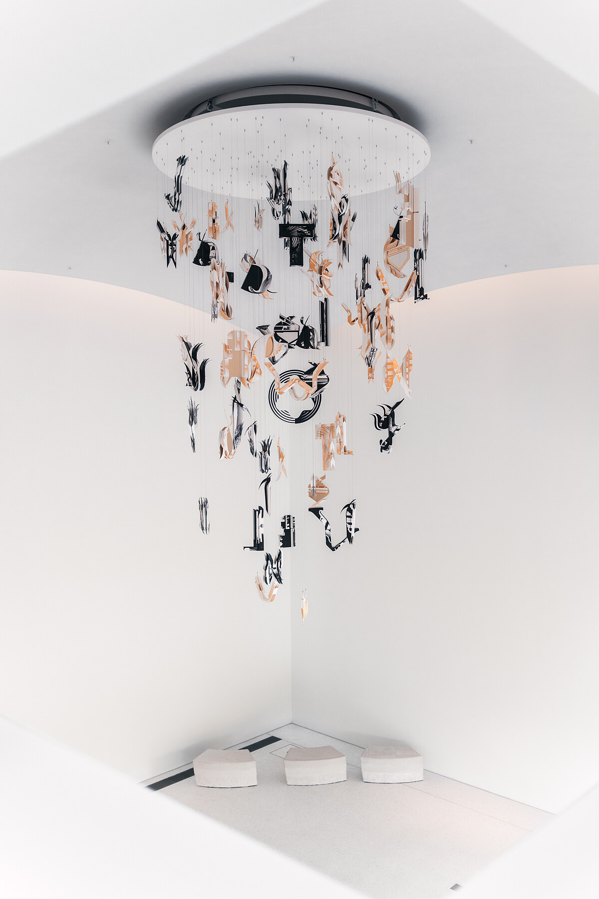 Montblanc Haus展館穹頂下方，展示巴黎藝術家Studio Marianne Guély作品