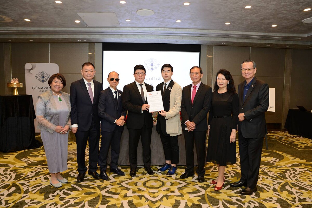 照片左起：紀娜梵集團董事長許惠卿、世界臺灣商會聯合總會名譽監事長拿督丁重誠博士、紀娜梵創始人周仰杰博士（Prof. Jimmy Choo OBE）、FunNow 執行董事丁子斐、紀娜梵共同創辦人兼義子洪大鈞、馬來西亞中華大會堂總會署理總會長拿督翁清玉、中國-東盟商務協會文教發展委員會主席戴小華、HLB LER LUM CHEW,Senior Partner,周國欽。