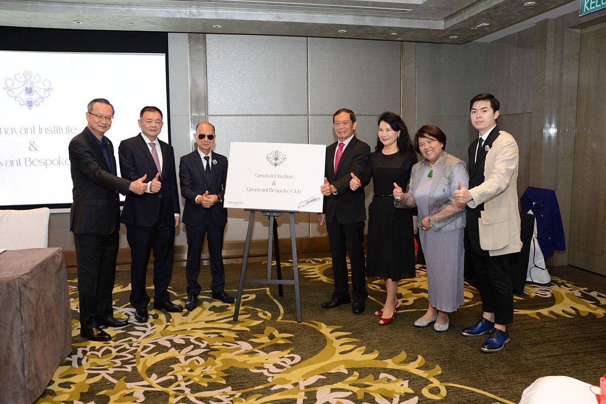 照片左起：HLB LER LUM CHEW,Senior Partner,周國欽、世界臺灣商會聯合總會名譽監事長拿督丁重誠博士、紀娜梵創始人周仰杰博士（Prof. Jimmy Choo OBE）、馬來西亞中華大會堂總會署理總會長拿督翁清玉、中國-東盟商務協會文教發展委員會主席戴小華、紀娜梵集團董事長許惠卿、紀娜梵共同創辦人兼義子洪大鈞。