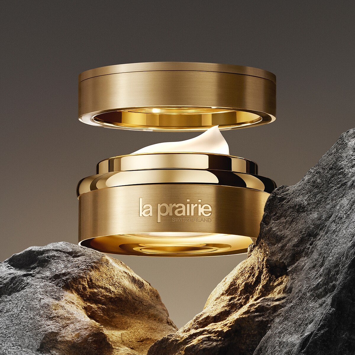 LA PRAIRIE萊珀妮極緻金燦賦活晚霜情境圖。