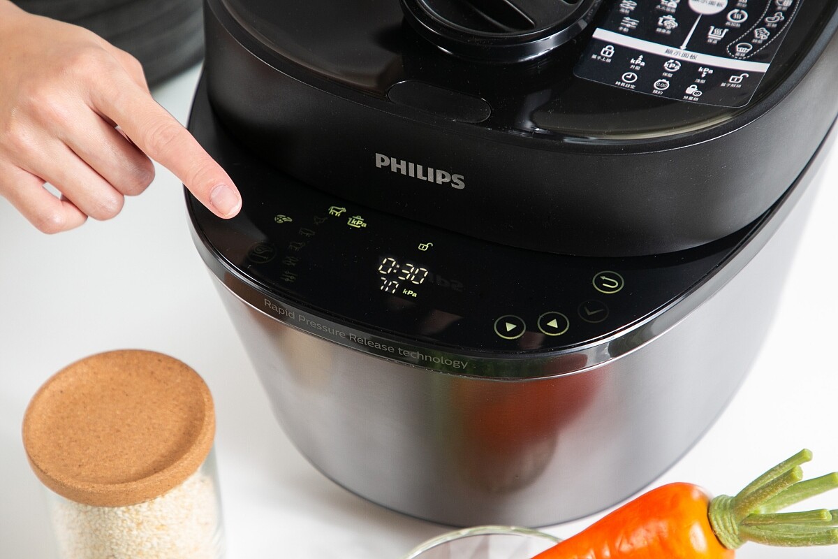 最新一代的黑小萬「快速洩壓智慧萬用鍋」，直覺式操作介面相當輕鬆。