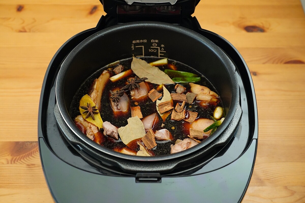 黑小萬滷豬腳。