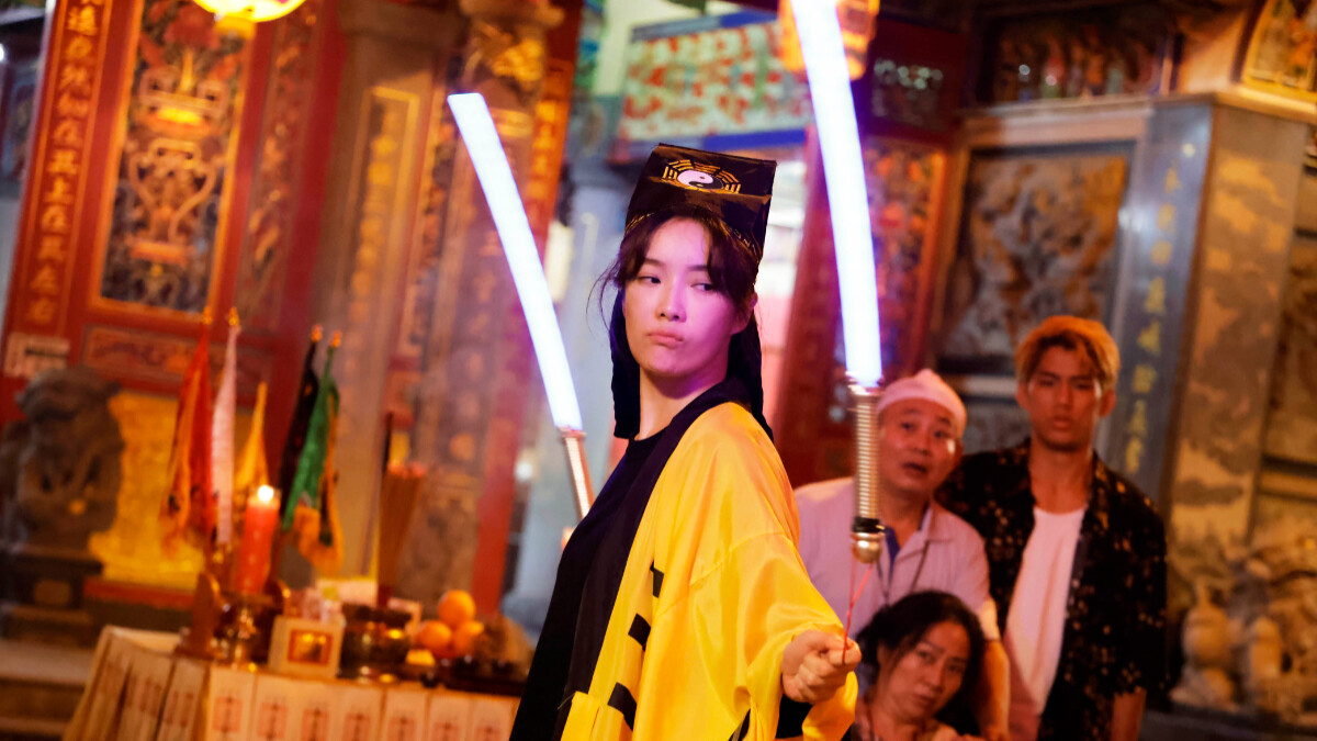 《女外科》蔡淑臻救迷信病患！披道士袍「噴水」 搞笑揮香火跳光劍舞