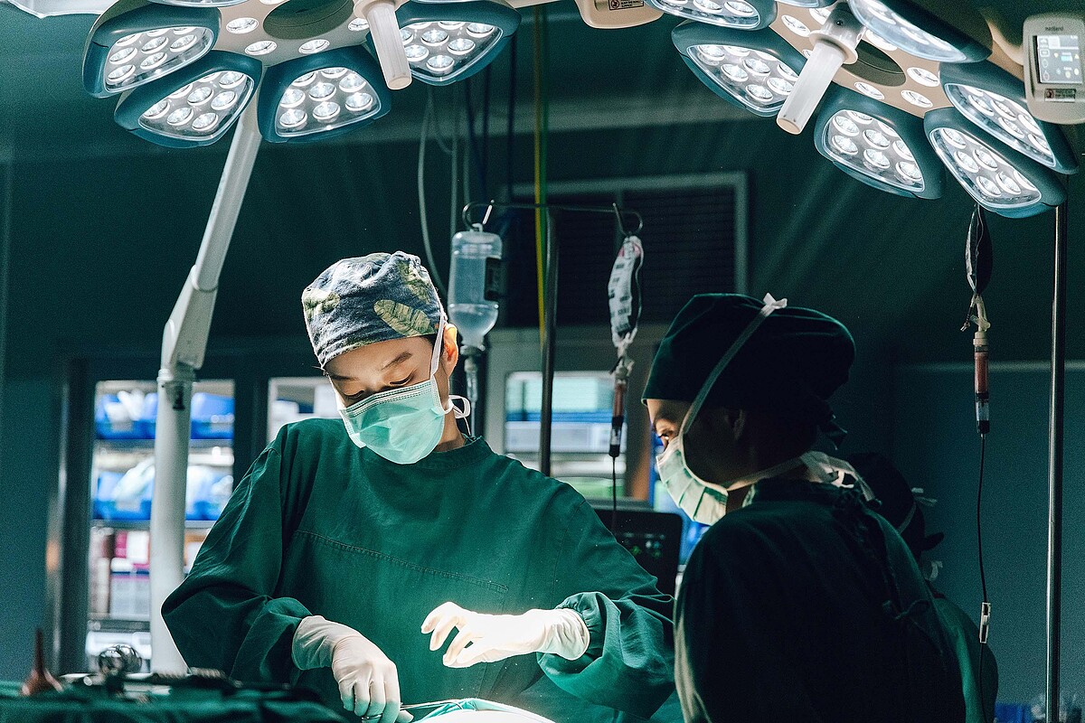 ▲▼蔡淑臻緊急為許乃涵開刀，被扎針也是親自上陣。（圖／公視提供）